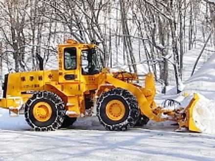 除雪するホイールローダー
