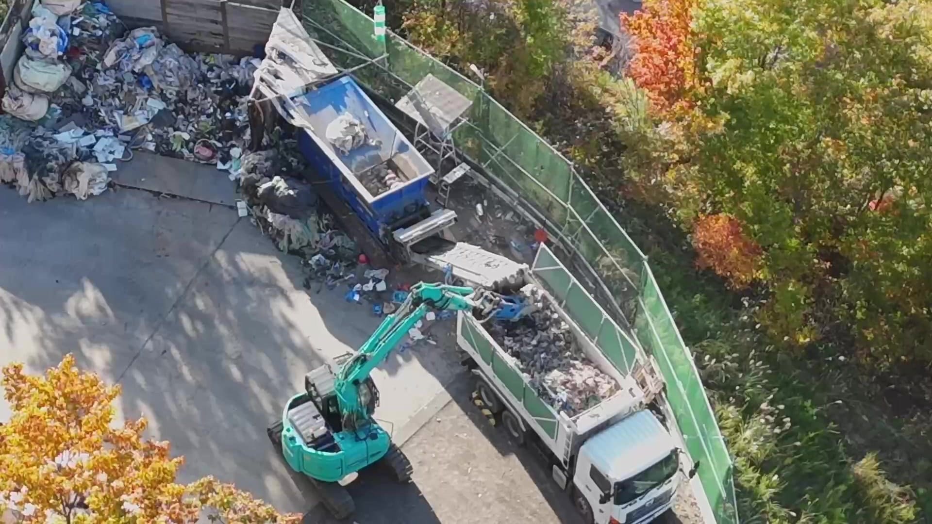 上から見たダンプとショベル